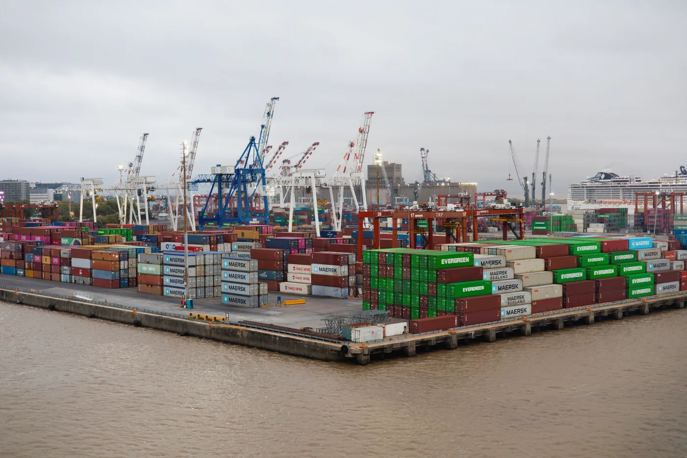 Container port with cranes